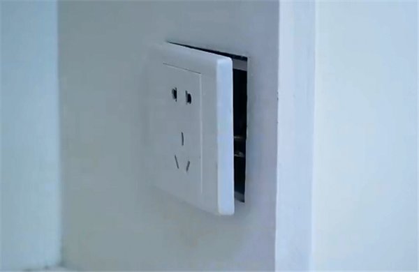 螺丝刀|墙上插座松动不好用，教你一招，不花一分钱，比新的还牢固