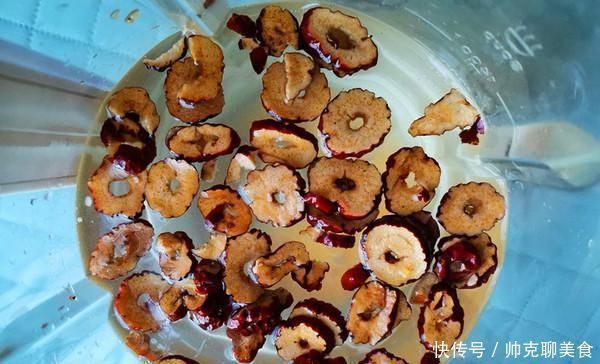 大枣|65岁奶奶坚持二十年,每天都喝的东西,眼睛不花,腿脚也有劲