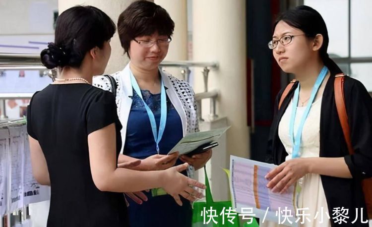 式父母|家长接送孩子被“狠批”,中国式父母错了吗?家长的回击太现实