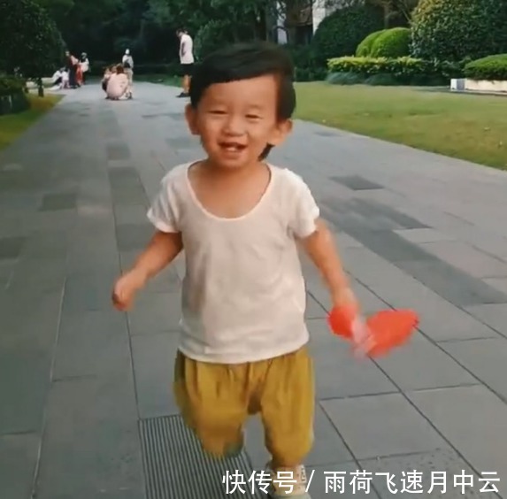 hoho|爱国先锋!陈小春1岁半小儿子正面照曝光,手执国旗开心挥舞狂奔