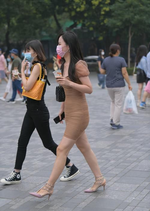 都是修身裙，身材的差别让美丽大不同