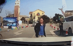 |搞笑GIF图:天下没有一口奶是免费的