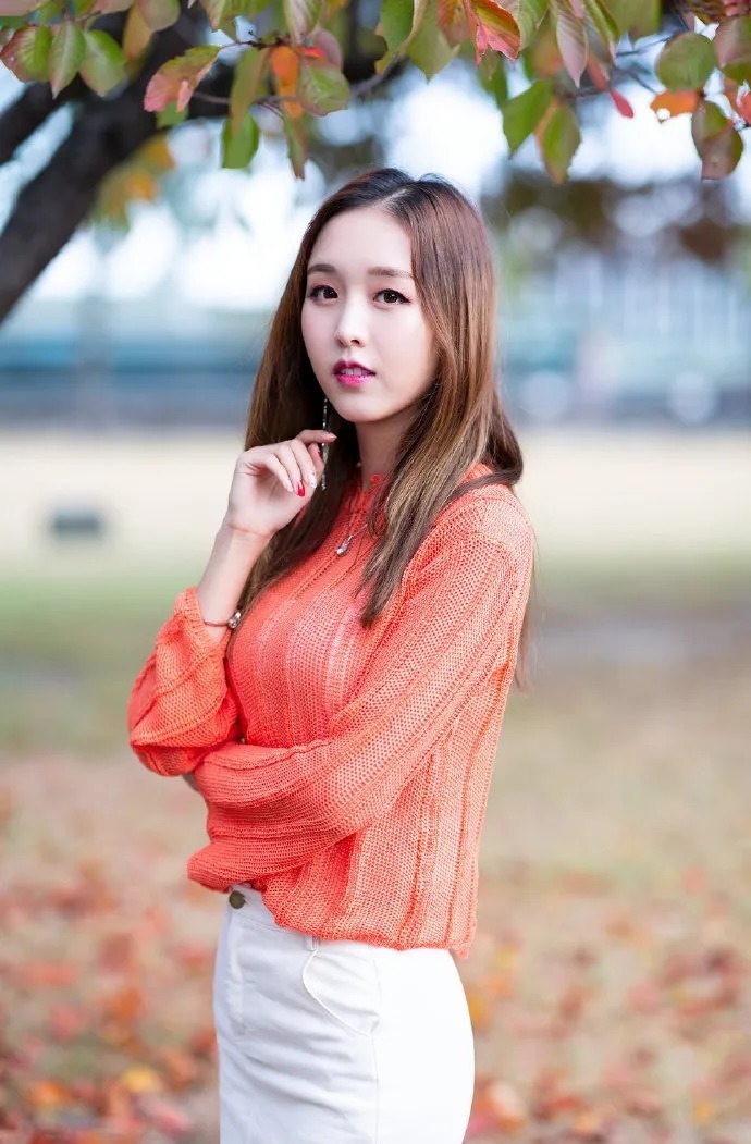 街拍: 小姐姐橘色针织衫搭配裹身裙,绽放完美身材,魅力十足