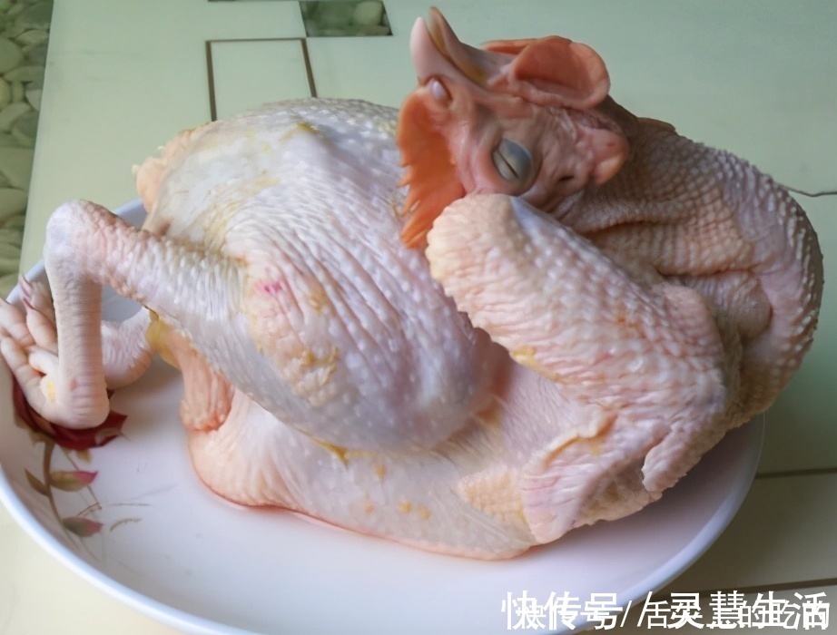 整只鸡丢电饭锅里,不放油不加水,出锅香味四溢还流油,比烤鸡香