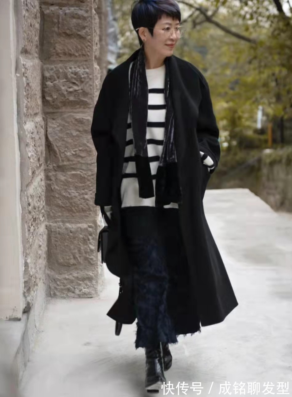 焦糖色|60岁而不老,她利落短发搭配得体穿搭,高雅时尚,看不出真实年龄