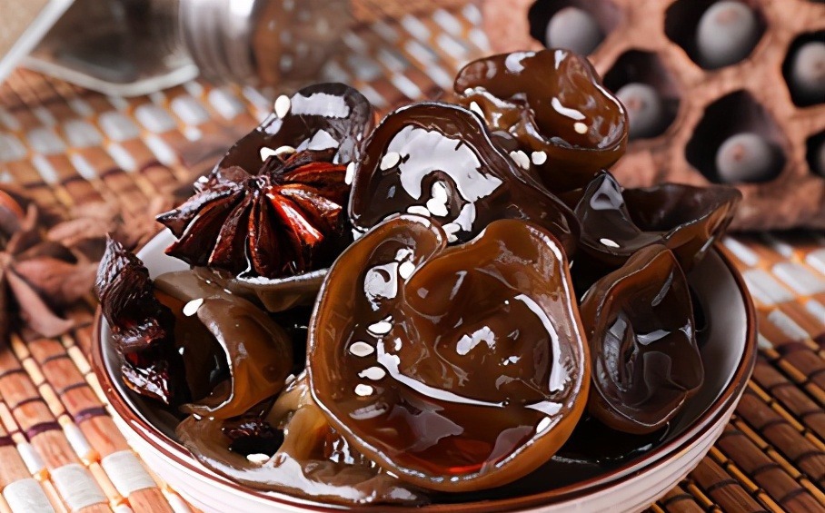 泡木耳时,直接加水就错了!厨师长教你一招,木耳3分钟就能泡软