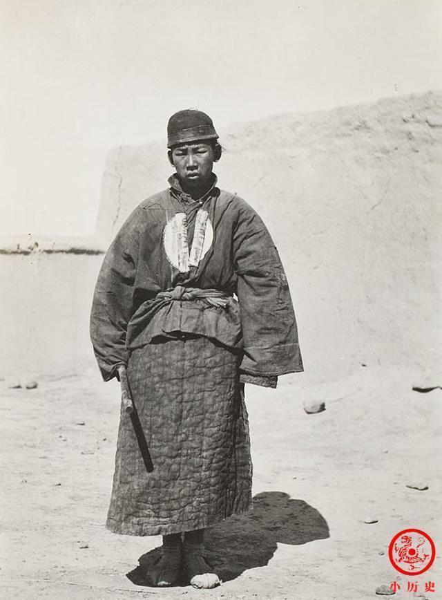 令人|晚清老照片：沈阳城内这一幕令人愤怒，年轻夫妻亲密合影