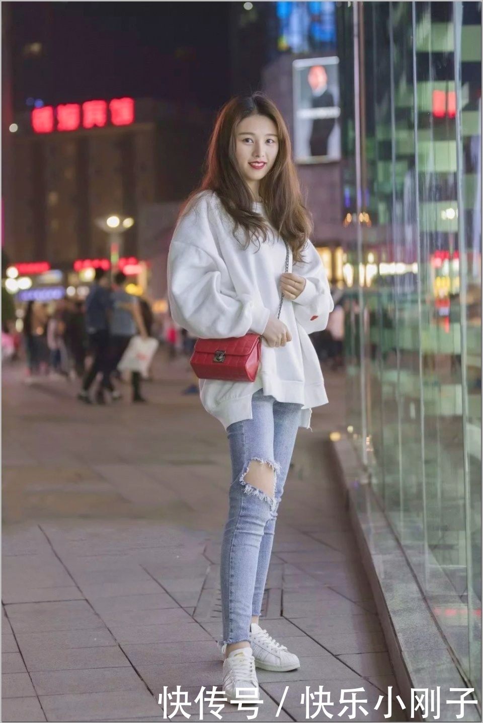 温润如玉的长发美女,笑起来如沐春风