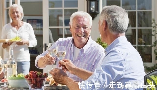 热水泡脚|血压高的人,不妨记住“睡前4点”,血压稳,寿命长!