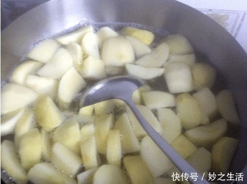 刮油|便秘最怕这水果，一斤3块钱，每天吃一次清肠刮油，大肚子不见了