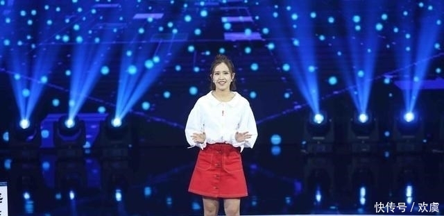 女大学生发型宛如70后,复古卡子成亮点,这不是“妈妈”同款吗?