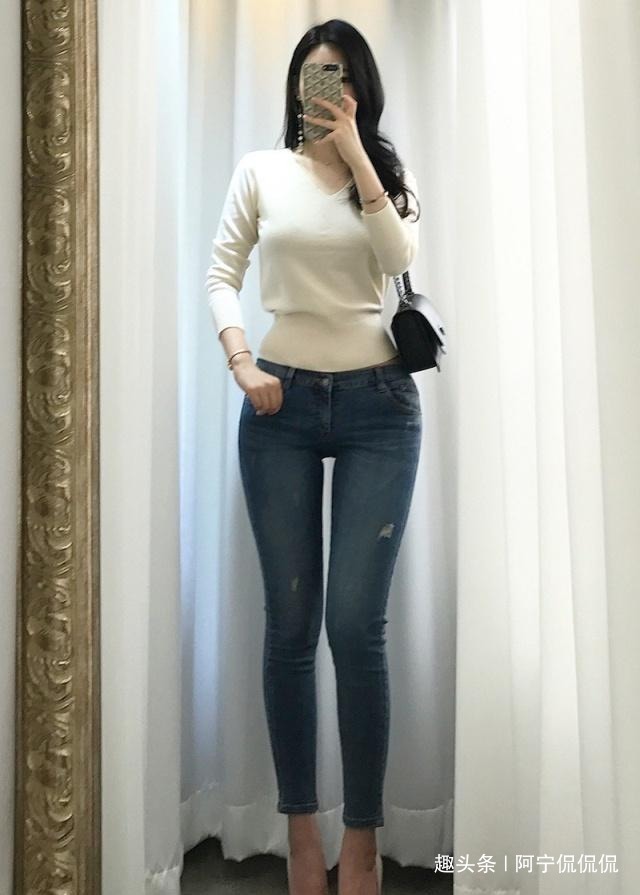 牛仔裤的装扮十分出彩,突显女人活力