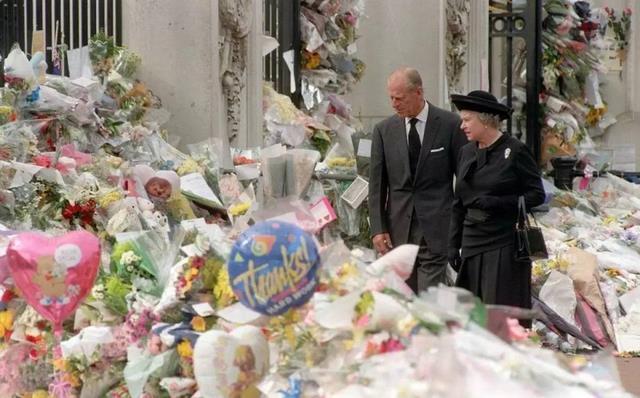 威廉|有妈的孩子像块宝:70岁查尔斯看球睡着,92岁女王微笑不忍叫醒他