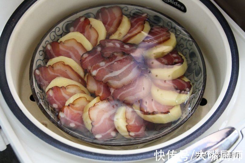 腊肉直接蒸，难怪又硬又咸！多做这1步，腊肉软嫩鲜香，腊香浓郁