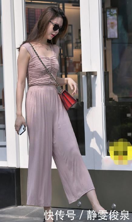 出门逛个街,把“裤子”修改成鞋子穿,美女为了时尚真是够拼的