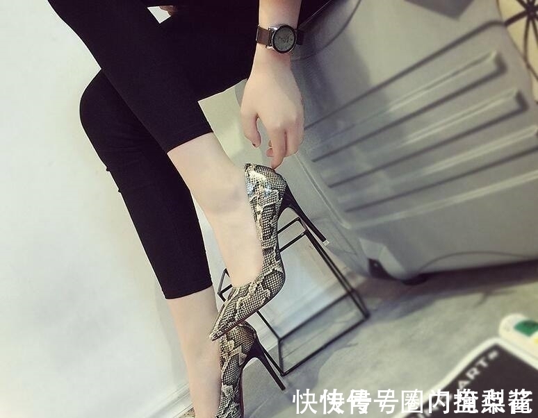 细高跟 一袭蛇纹高跟鞋性感无敌,优雅酷帅风格百变