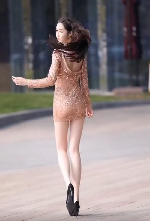 小姐姐|包臀裙搭配高跟鞋,让小姐姐变身为都市成熟女性