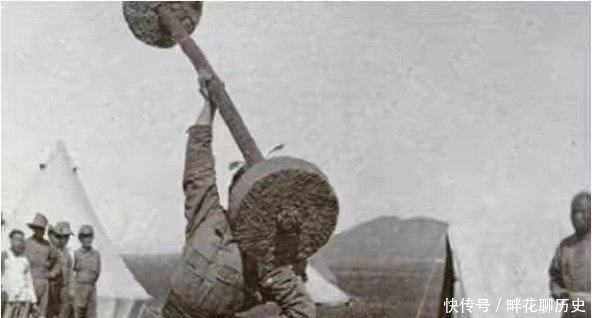 生活|五张清朝老照片带你见识清朝人的生活百态,图5的男子举重实在太像项羽了