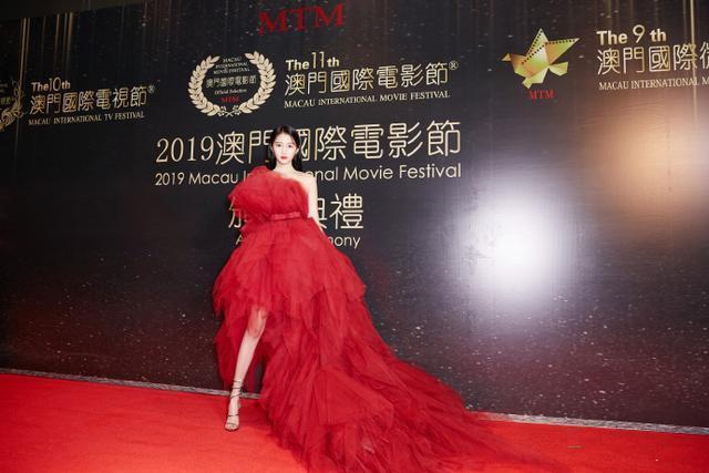 女明星圣诞节不消停, 穿上万超短裙街头拍照, 好像人间芭比娃娃