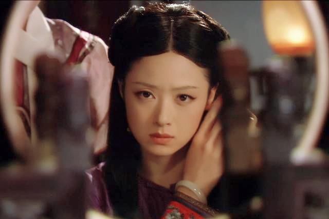 古装美人照镜子盘点，佟丽娅好似镜中仙，迪丽热巴不愧是盛世美颜