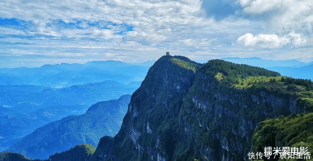 峨眉山,是我国四大佛教名山之一,以巍峨