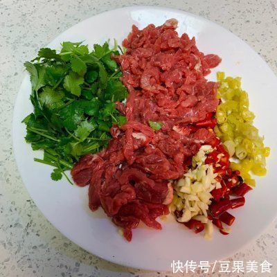 你做的泡椒香菜牛肉，和饭店大厨相比，只差这一步