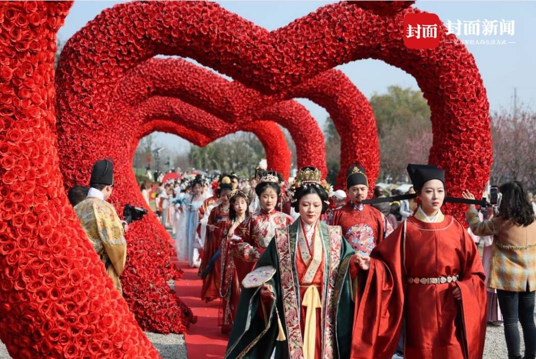 定情信物#情人节遇上元宵节 成都“国风”花海盛宴太浪漫