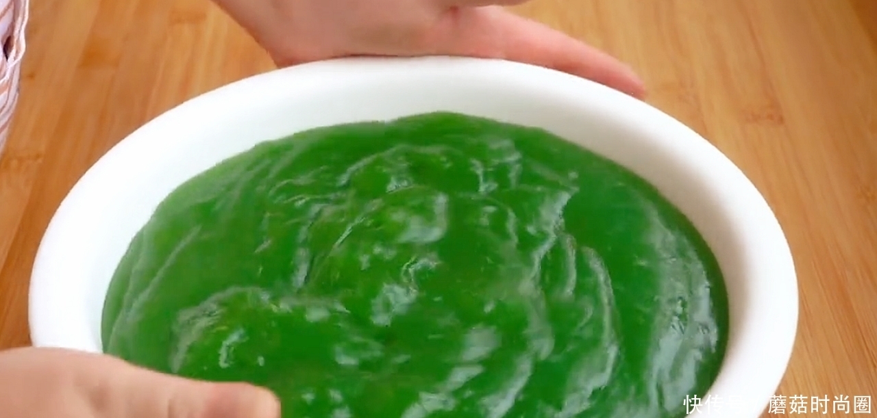 黄瓜皮不要扔了，教你做解腻凉粉，过年必备，Q弹爽滑又劲道