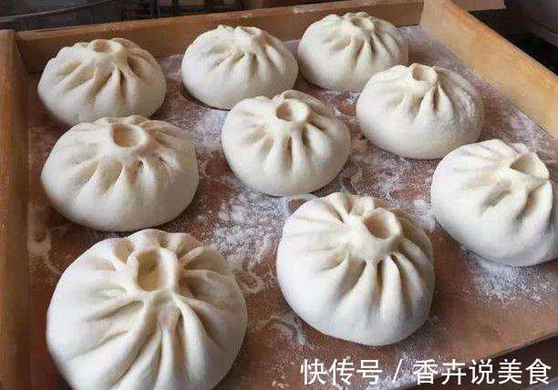 包子铺的师傅蒸包子时,注意好3点,不然包子不松软,还露馅!