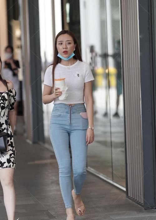 牛仔裤or牛仔裙，用心穿搭的女生，都展现出了专属的美
