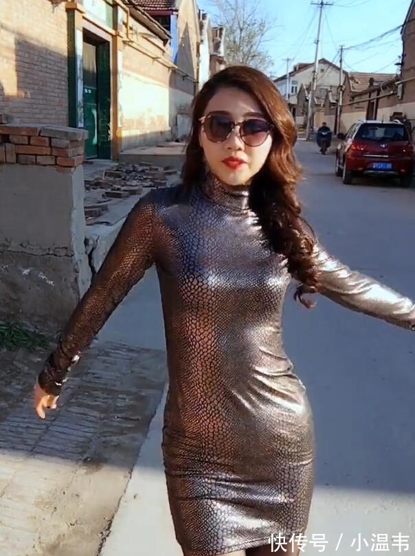 更上一层楼|与皮裙搭配的时尚美女，演绎“高冷女神”气息！