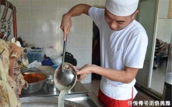 这个才是正宗的羊肉汤,水龙头从来没关过,乳白色的汤就看出了羊肉