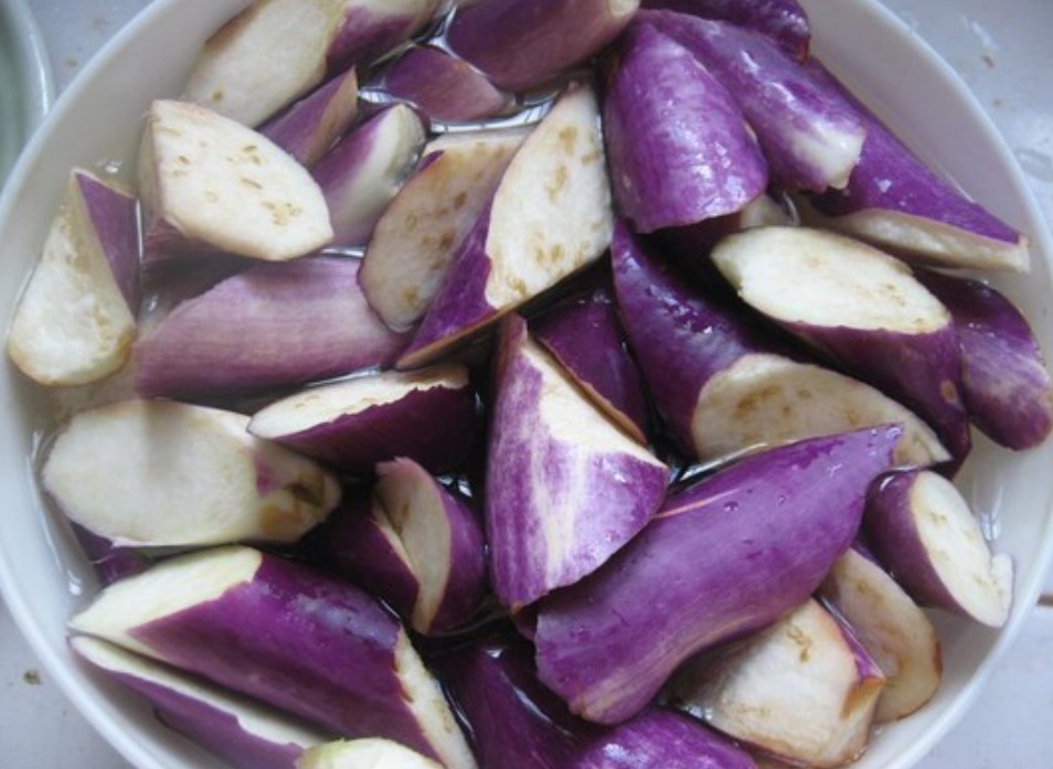 烧茄子前，一定要“泡水”很多人做错了，难怪茄子油腻，不入味