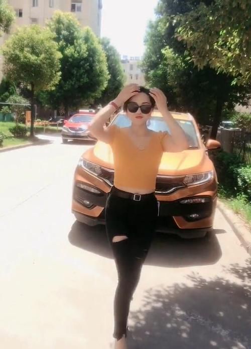 破洞牛仔裤风格，凸显个性，魅力十足！