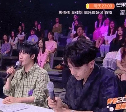评委席|王一博太调皮被误会，“不满”选手砸话筒弹飞笔，藏在本后太可爱