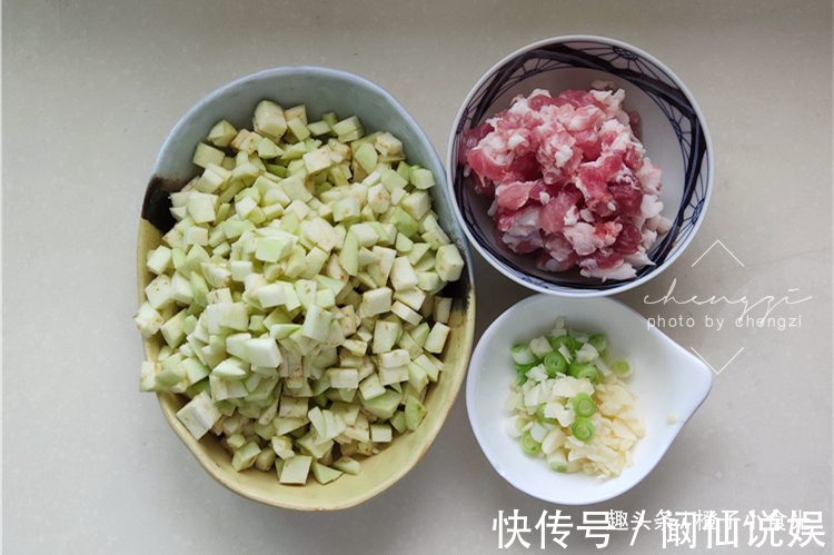 好吃|面条和茄子一起做，原来如此好吃，我家隔三岔五做，每次吃光光