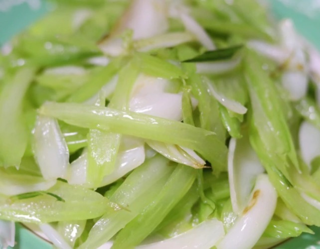 芹菜|厨房中的“泻药菜”,三天吃一回,准时上厕所,瘦出小蛮腰