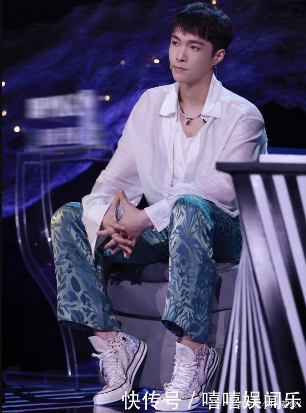 黑色t恤 又帅又奶,造型百变,这档综艺里的张艺兴帅气值满分