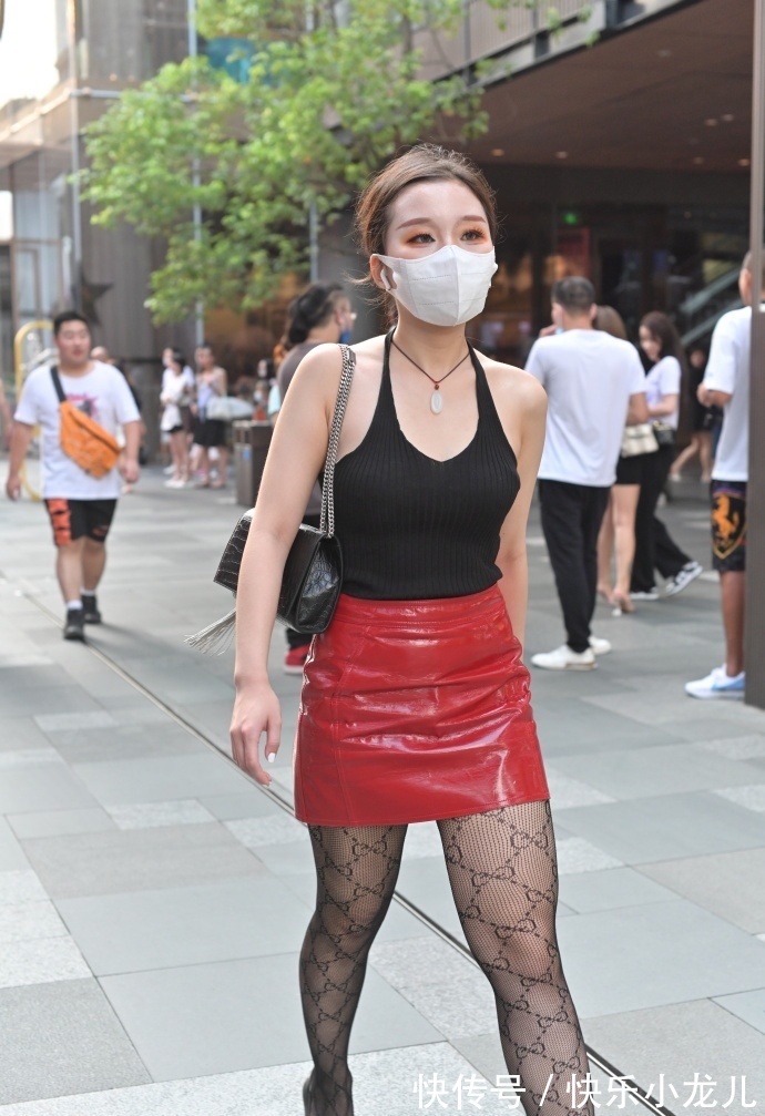 双g|30岁阿姨的红色皮裙,搭配独特,轻松展现时尚美