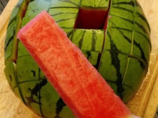 韩国|中国人吃西瓜豪放,韩国人吃西瓜精致,看到迪拜人吃西瓜众人笑了