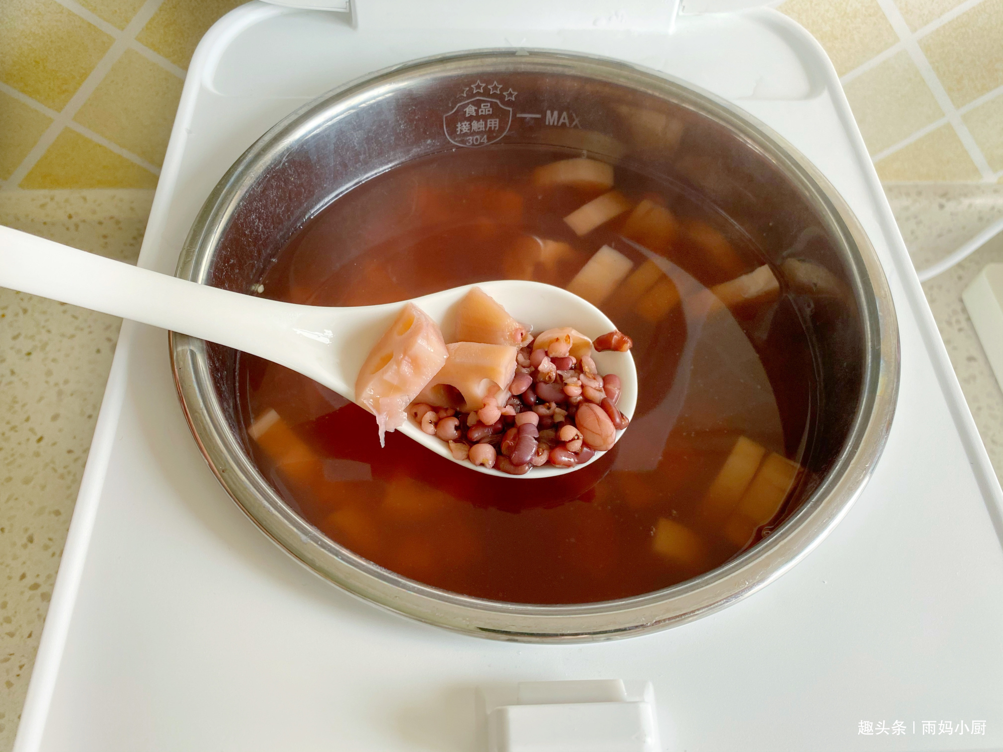 一口气|莲藕别只会凉拌了,用来煮汤脆嫩香甜,一口气喝两碗过瘾