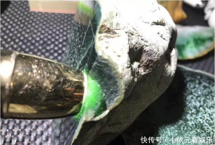 特色|朋友花5000买的原石,切出密密麻麻的棉,是涨是垮难以定夺!