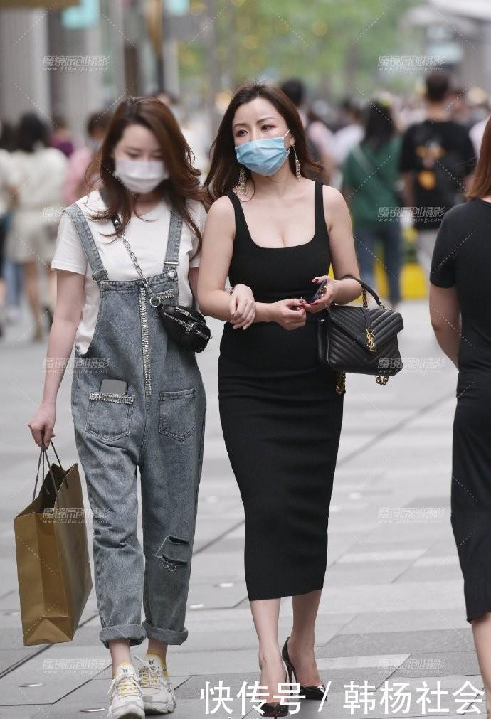 优雅|街拍贵妇姐姐太注重“形象”,选的裙子太窄,优雅的都“迈不开”腿了