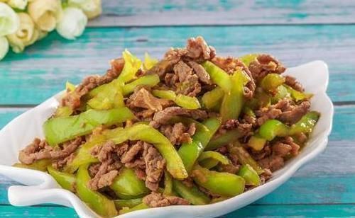 朋友们|不管炒什么肉,总是会粘锅?大厨:学会3个技巧,肉更鲜嫩不粘锅