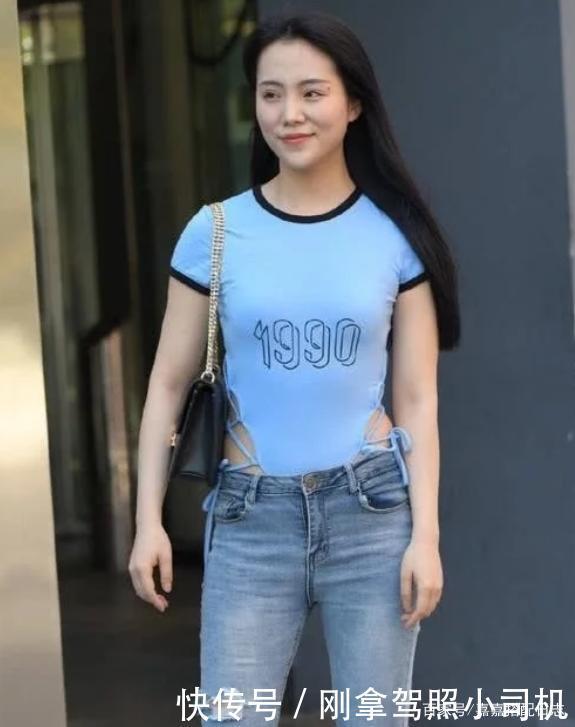 蓝色衬衫搭配破洞牛仔裤,经典大方,更显青春活力