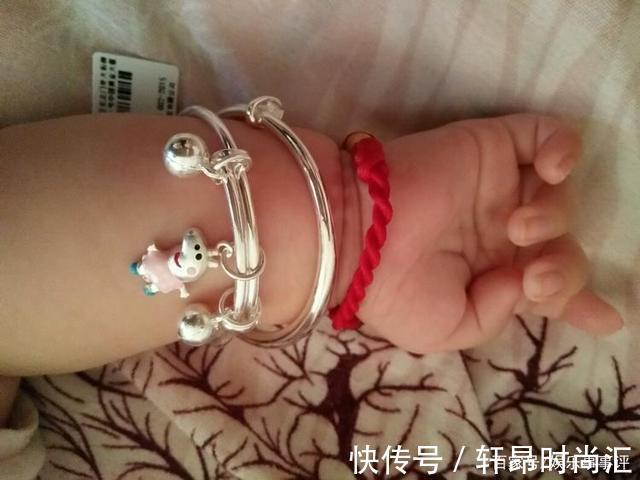 首饰|9个月宝宝银手镯越戴越亮,去医院检查后,当场就把银手镯扔了