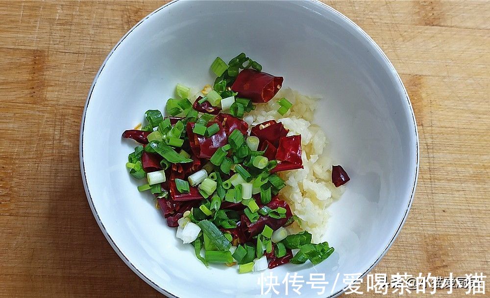 秋季的油麦菜最好吃，5分钟把它做成凉拌菜，口感脆嫩鲜香