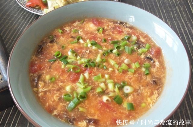  西红柿鸡蛋汤，处理好1个小细节，汤汁浓郁，味道更香