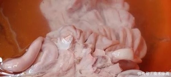 洗猪大肠,不加盐不加醋只需3样,大肠更干净,而且还没腥臭味