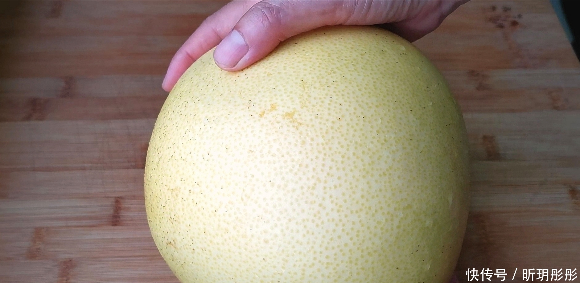 做成|柚子皮不要扔了,做成蜂蜜柚子茶太美味,酸甜可口,吃半年不坏